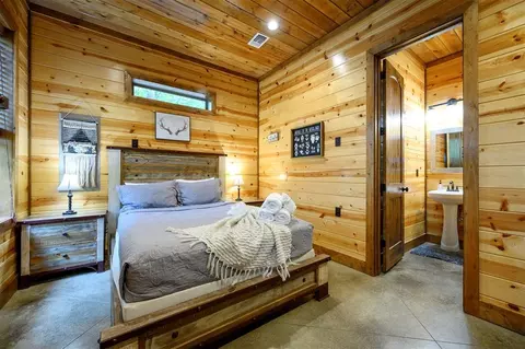 Bedroom - 312 Sugar Pine Loop, Broken Bow, OK 74728 photo 8 of 12