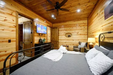 Bedroom - 312 Sugar Pine Loop, Broken Bow, OK 74728 photo 4 of 12