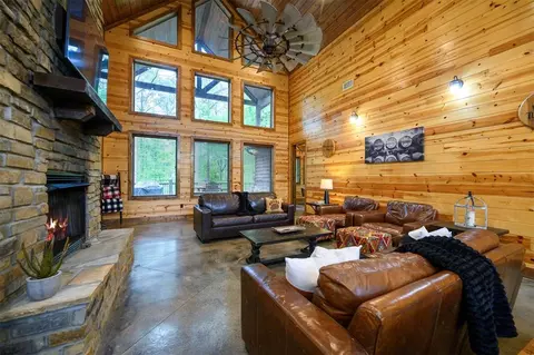 Living - 312 Sugar Pine Loop, Broken Bow, OK 74728 photo 2 of 5