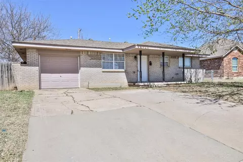 939 NW 5th St, Moore, OK 73160