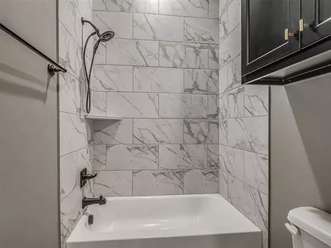Bath - 803 NE 33rd St, Moore, OK 73160 photo 6 of 7
