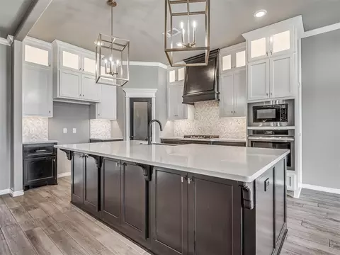 Kitchen - 803 NE 33rd St, Moore, OK 73160 photo 7 of 9