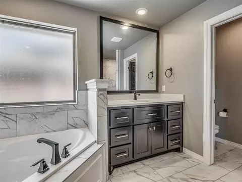 Bath - 803 NE 33rd St, Moore, OK 73160 photo 1 of 7