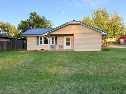408 S 5th St, Hammon, OK 73650