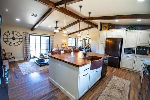 Kitchen - 6400 E Simmons Rd, Guthrie, OK 73044 photo 4 of 6