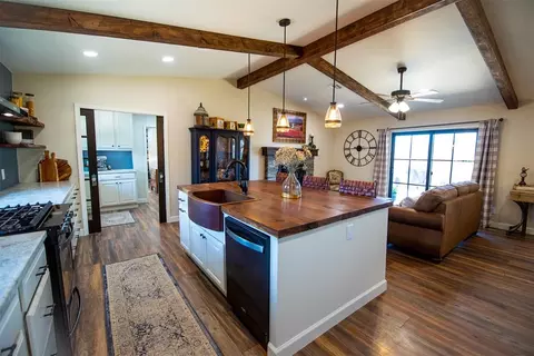 Kitchen - 6400 E Simmons Rd, Guthrie, OK 73044 photo 5 of 6