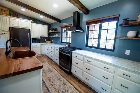 Kitchen - 6400 E Simmons Rd, Guthrie, OK 73044 photo 3 of 6