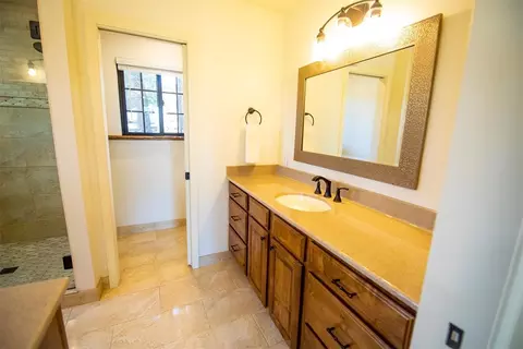 Bath - 6400 E Simmons Rd, Guthrie, OK 73044 photo 5 of 6