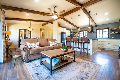 Living - 6400 E Simmons Rd, Guthrie, OK 73044 photo 1 of 2
