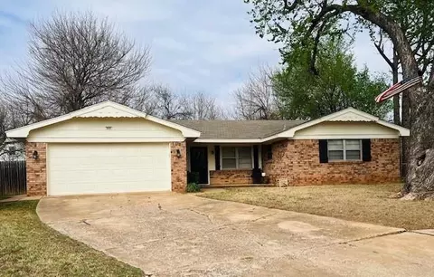 335 W Cedar Dr, Mustang, OK 73064