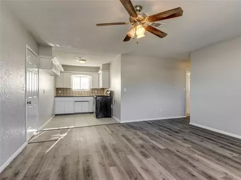 Living - 207 Stanton Dr, Norman, OK 73071 photo 3 of 3