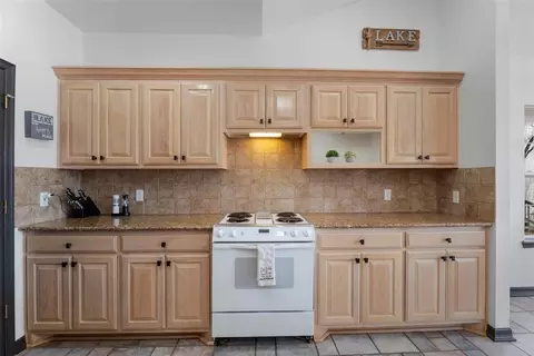 Kitchen - 56201 E 285 Rd #25, Monkey Island, OK 74331 photo 2 of 5