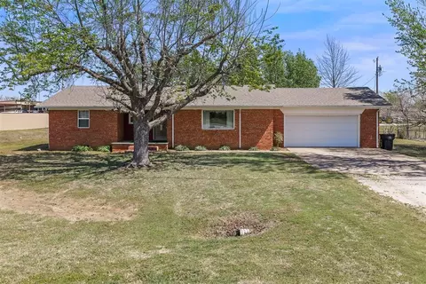 604 N Main St, Elmore City, OK 73433