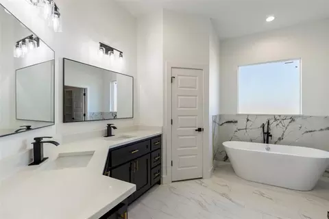 Bath - 7222 Jordan Dr, Tuttle, OK 73089 photo 2 of 6