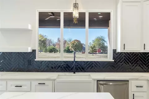Kitchen - 7222 Jordan Dr, Tuttle, OK 73089 photo 4 of 5
