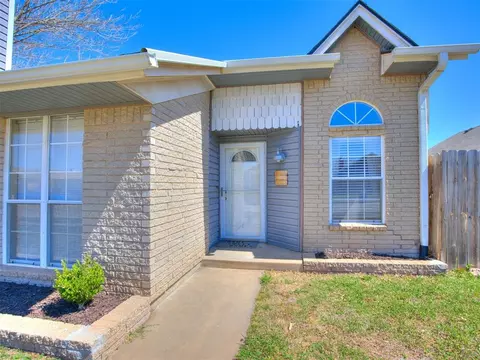 2110 Lonnie Ln, Moore, OK 73170