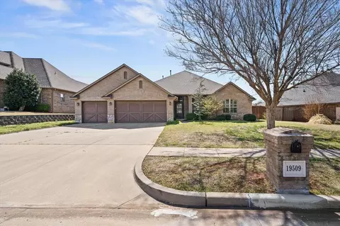 19509 Crest Ridge Dr, Edmond, OK 73012