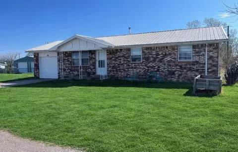 111 Sterling Dr, Chickasha, OK 73018