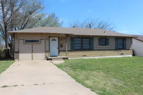 3800 Woodside Dr, Midwest City, OK 73110