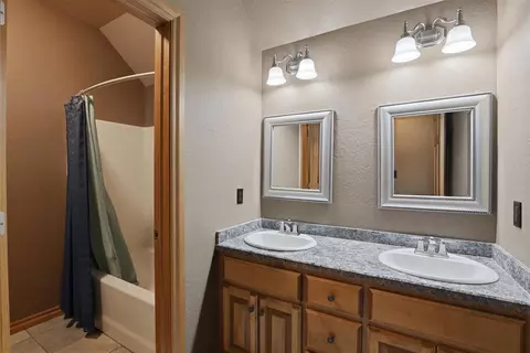 Bath - 1803 River Ridge Ln, Tuttle, OK 73089 photo 3 of 3