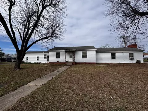 201 Ercoupe Dr, Midwest City, OK 73110