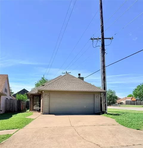 800 NE 17th Ct, Moore, OK 73160