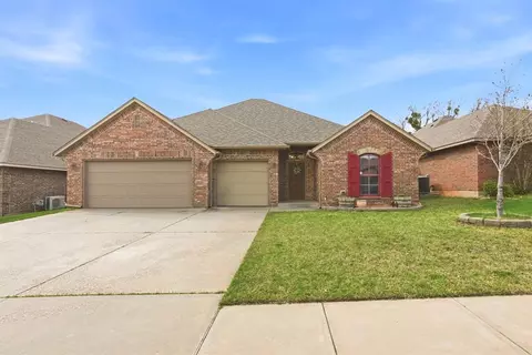 1812 NE 1st St, Moore, OK 73160