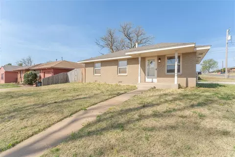 712 Santa Fe Dr, Clinton, OK 73601