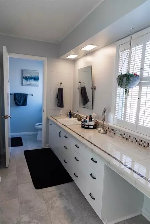 Bath - 721 E 4th St, Chandler, OK 74834 photo 2 of 2