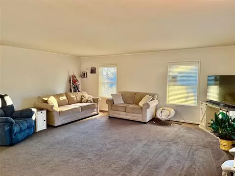 Living - 721 E 4th St, Chandler, OK 74834 photo 4 of 4