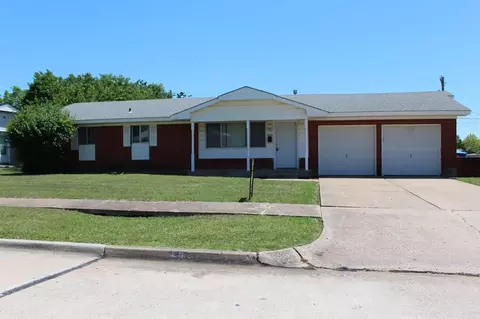 402 W Curtis Dr, Midwest City, OK 73110