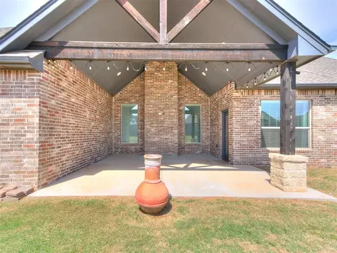Exterior - 1124 Colonial Ave, Tuttle, OK 73089 photo 3 of 5
