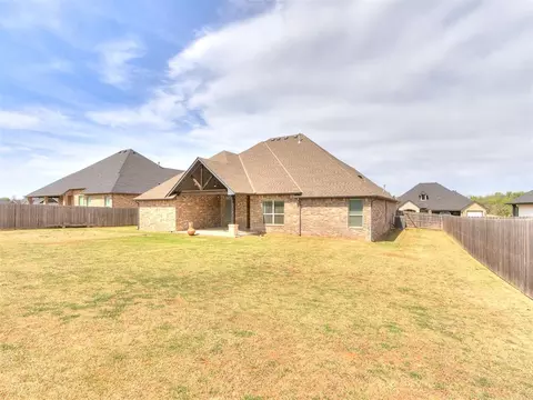 Exterior - 1124 Colonial Ave, Tuttle, OK 73089 photo 4 of 5