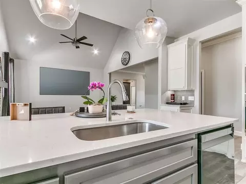 Kitchen - 1124 Colonial Ave, Tuttle, OK 73089 photo 2 of 4
