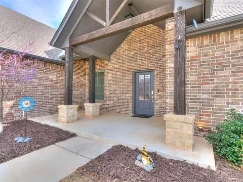 1124 Colonial Ave, Tuttle, OK 73089