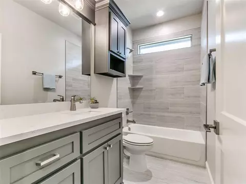 Bath - 1124 Colonial Ave, Tuttle, OK 73089 photo 4 of 9