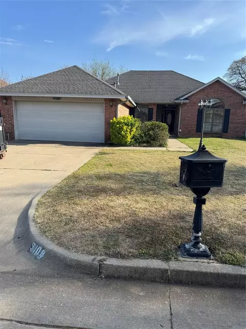 9108 Pine Creek Dr, Midwest City, OK 73130