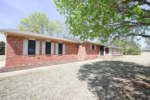 1608 N Pleasant Valley Rd, Ninnekah, OK 73067