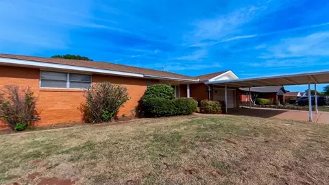 412 S 25th St, Clinton, OK 73601