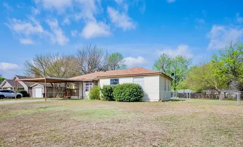 404 N 6th St, Noble, OK 73068