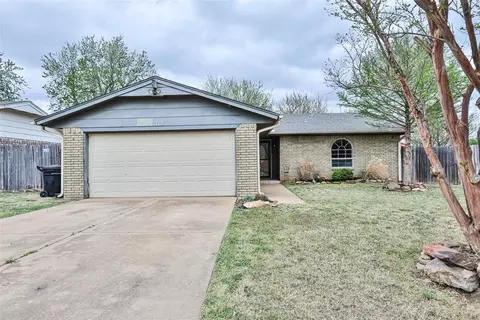 712 Wilkinson Dr, Moore, OK 73160