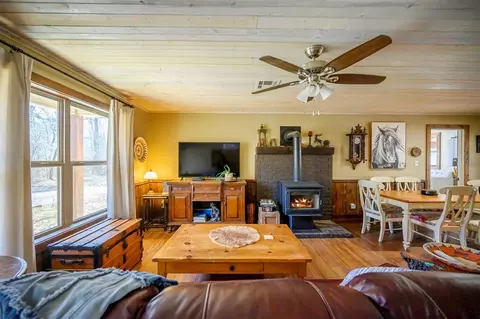 Living - 234 Glover Rd, Broken Bow, OK 74728 photo 2 of 5