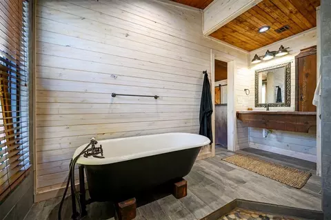 Bath - 234 Glover Rd, Broken Bow, OK 74728 photo 6 of 8