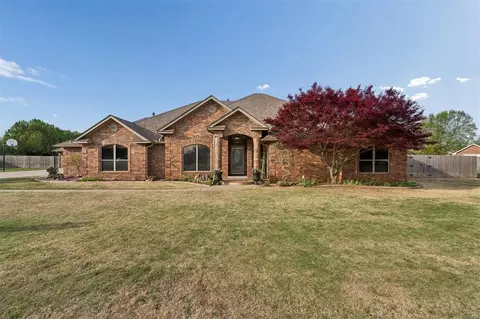 9932 SW 35th St, Yukon, OK 73099