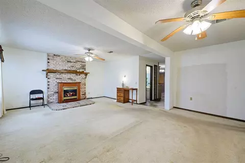 Living - 1301 SE Jackson St, Idabel, OK 74745 photo 2 of 5