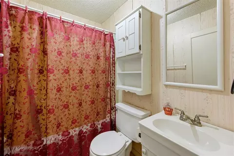 Bath - 1301 SE Jackson St, Idabel, OK 74745 photo 1 of 2