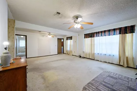 Living - 1301 SE Jackson St, Idabel, OK 74745 photo 4 of 5
