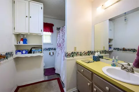 Bath - 1301 SE Jackson St, Idabel, OK 74745 photo 2 of 2