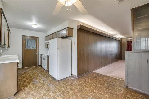 Kitchen - 200 E Beech Ave, Yukon, OK 73099 photo 2 of 8