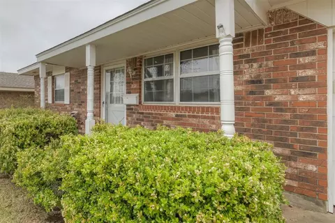 Exterior - 200 E Beech Ave, Yukon, OK 73099 photo 3 of 6